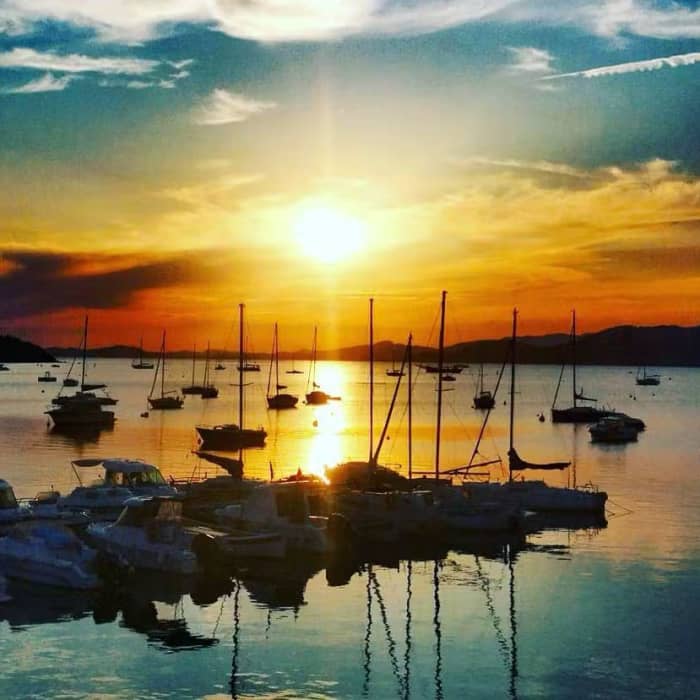 Coucher de soleil à Porquerolles : une soirée magique en voilier privé
