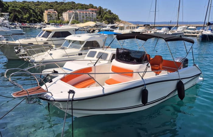 Profitez du soleil lors d'une excursion en bateau de 9 heures à Makarska.