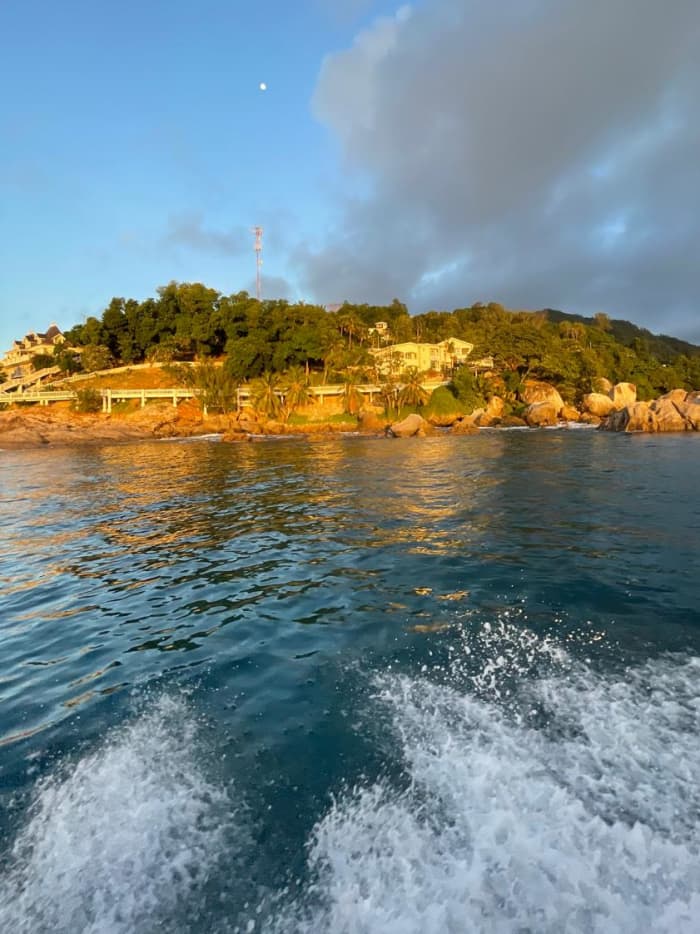 Croisière au coucher du soleil aux Seychelles : eaux calmes et vues côtières