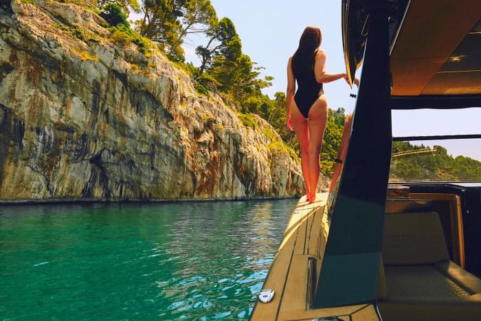 Enjoy 9h on a motorboat to explore Makarska