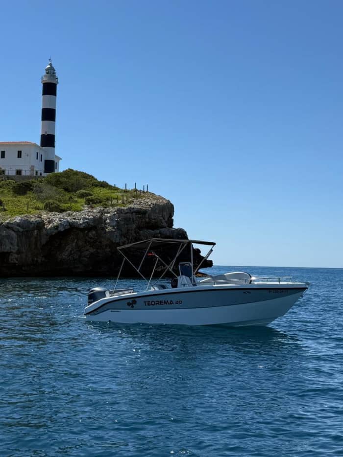 Enseadas escondidas e águas cristalinas: passeio de barco de 4 horas