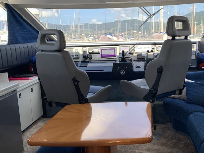 Vistas inigualables de Vigo: Un día de primera clase a bordo de un yate a motor.
