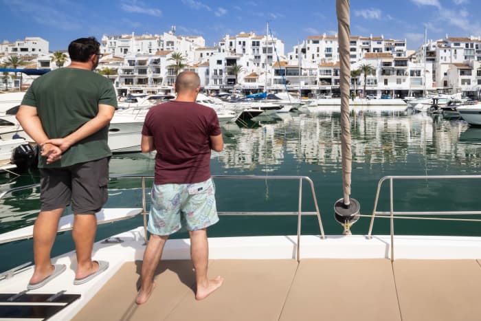 Desfrute de Marbella a bordo de um catamarã de luxo com bebidas e lanches incluídos - 3 horas