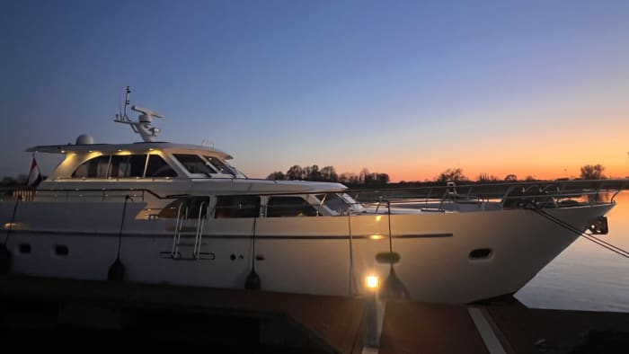 Enjoy an extensive lunch on a luxury motor yacht (including captain and hostess)