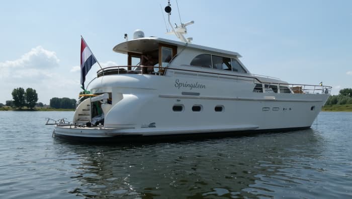 Enjoy an extensive lunch on a luxury motor yacht (including captain and hostess)