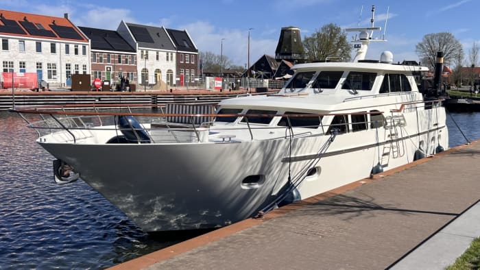 Enjoy an extensive lunch on a luxury motor yacht (including captain and hostess)