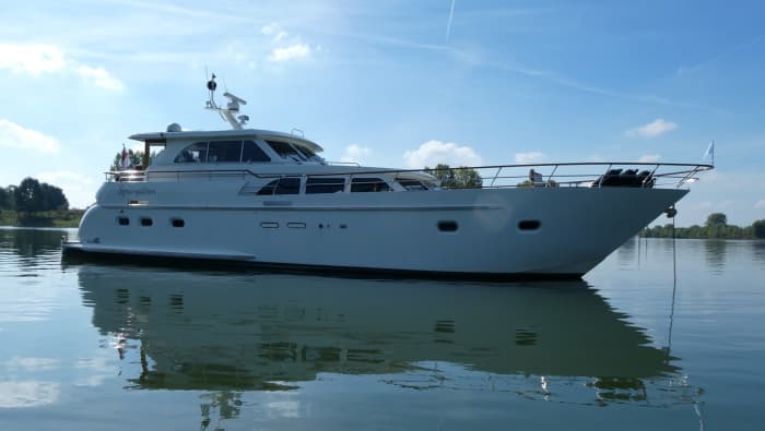 Enjoy an extensive lunch on a luxury motor yacht (including captain and hostess)
