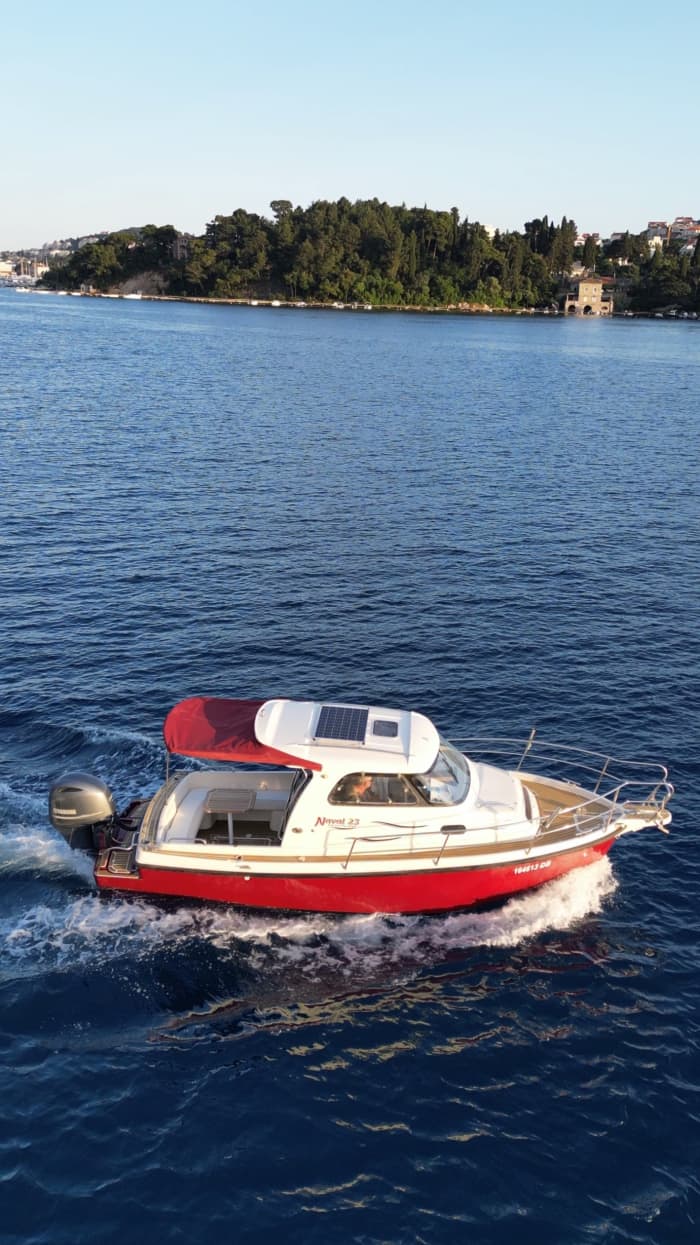 Relax on a motorboat in Dubrovnik for 3h30