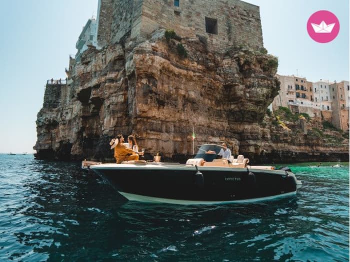 2 uur durende boottocht naar Polignano: grotten, zwemmen en champagne