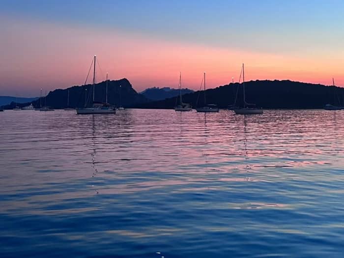 Private Bootsfahrt bei Sonnenuntergang ab Cannigione – sardischer Aperitif inklusive