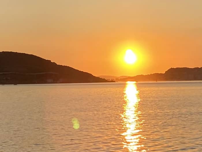 Private Bootsfahrt bei Sonnenuntergang ab Cannigione – sardischer Aperitif inklusive