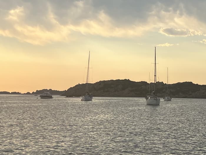 Private Bootsfahrt bei Sonnenuntergang ab Cannigione – sardischer Aperitif inklusive