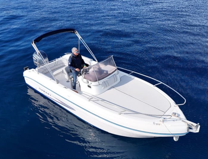 Capri per boot – een ontspannende rondvaart van een halve dag langs de kust.