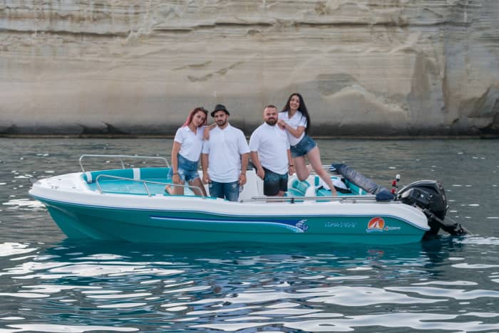 Scopri Milos a bordo di un motoscafo per 9 ore