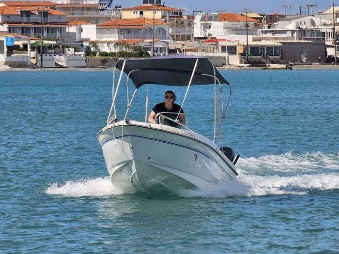 Votre propre odyssée grecque : excursion de 4 heures en bateau à moteur

Avec capitaine

Visite de :
Marathonisi
Grottes de Cérium
Myzithres et, si le temps le permet, piscines naturelles et grotte de l’Amour. 250 € (jusqu’à 4 personnes), carburant inclus.
Transport gratuit