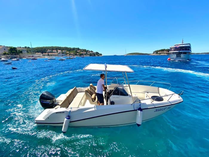 Excursion privée en hors-bord aux Red Rocks, au sud de Hvar et aux îles Pakleni.