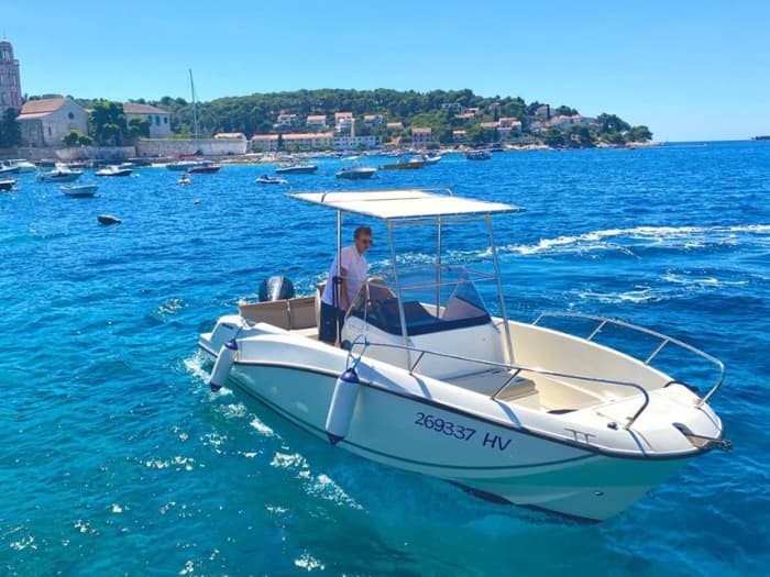 Excursion privée en hors-bord aux Red Rocks, au sud de Hvar et aux îles Pakleni.