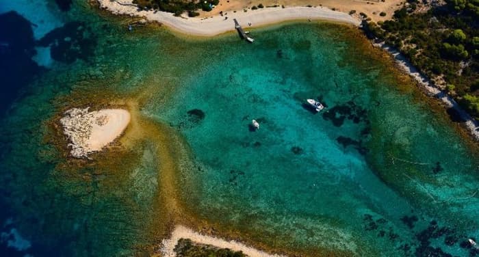 Excursion privée en hors-bord aux Red Rocks, au sud de Hvar et aux îles Pakleni.