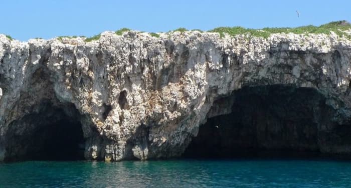 Excursion privée en hors-bord aux Red Rocks, au sud de Hvar et aux îles Pakleni.
