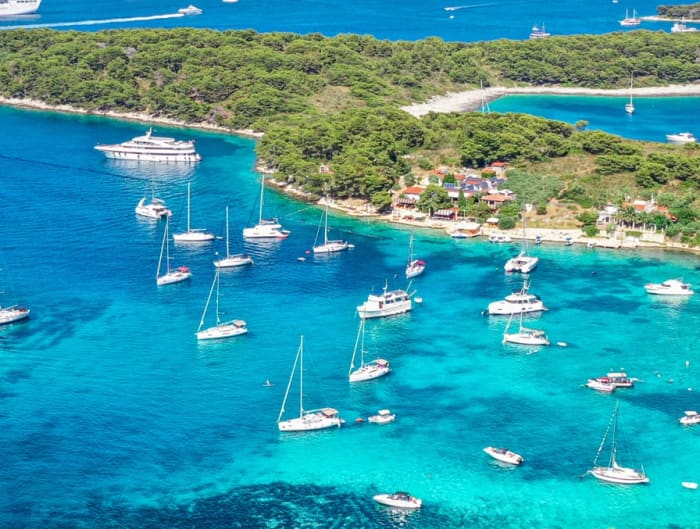 Excursion privée en hors-bord aux Red Rocks, au sud de Hvar et aux îles Pakleni.
