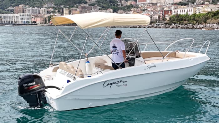 Einfacher Kurzurlaub in Salerno: Eine 4-stündige Bootsfahrt mit einem Motorboot