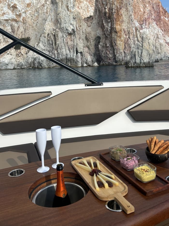 ❖ Milos : croisière privée de luxe — Kleftiko Sarakiniko Poliegos