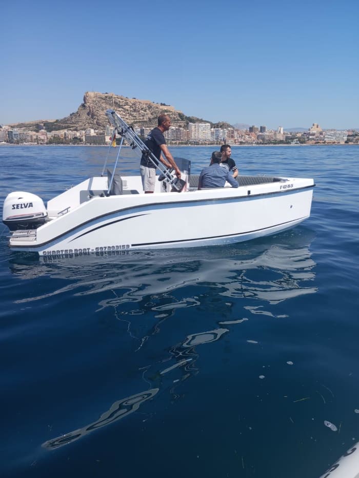 Geniet van de zon tijdens een 8 uur durende boottocht in Alicante.