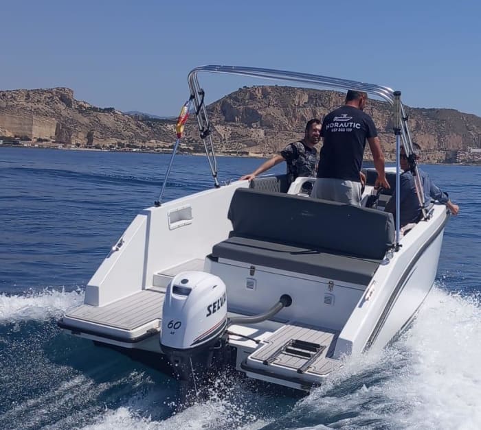 Geniet van de zon tijdens een 8 uur durende boottocht in Alicante.