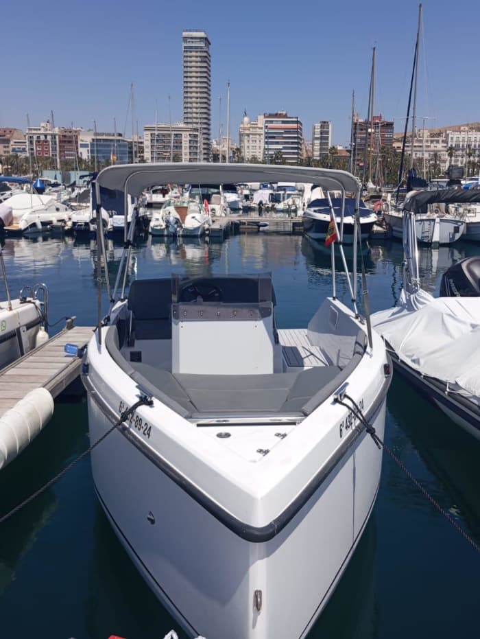 Geniet van de zon tijdens een 8 uur durende boottocht in Alicante.