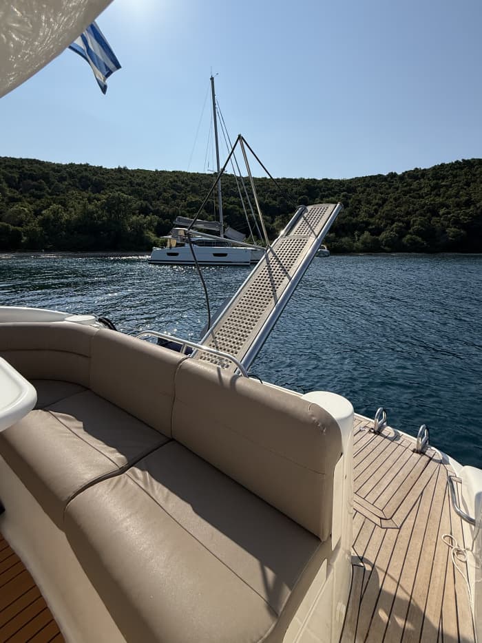 Naviguez et savourez : croisière côtière avec déjeuner/dîner dans une taverne grecque