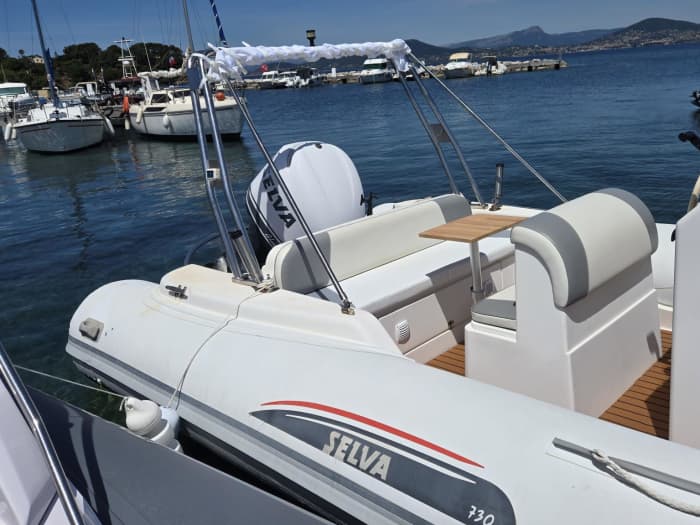 Geniet van elk moment: een volle dag zon rondom Hyères op een motorboot.