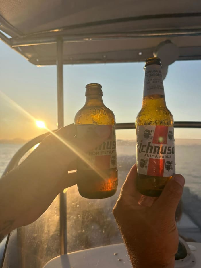 Delfin-Sonnenuntergangstour: Aperitif und Schnorcheln vor der Insel Figarolo
