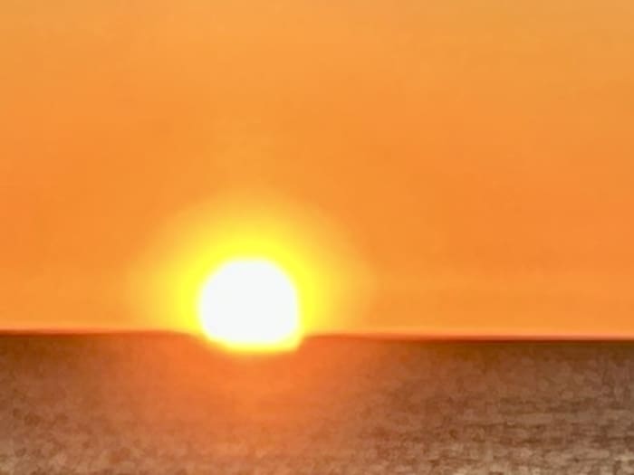 Sonnenuntergangsaperitif an der Küste von Palermo