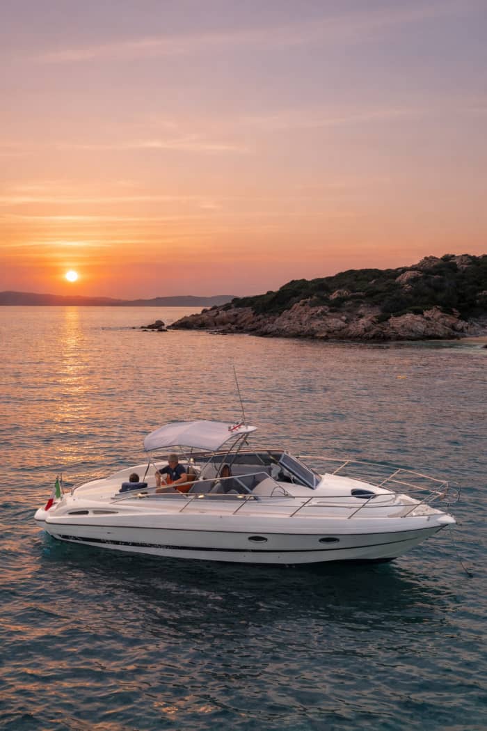 Vaar door de La Maddalena-archipel en geniet van een aperitief bij zonsondergang.