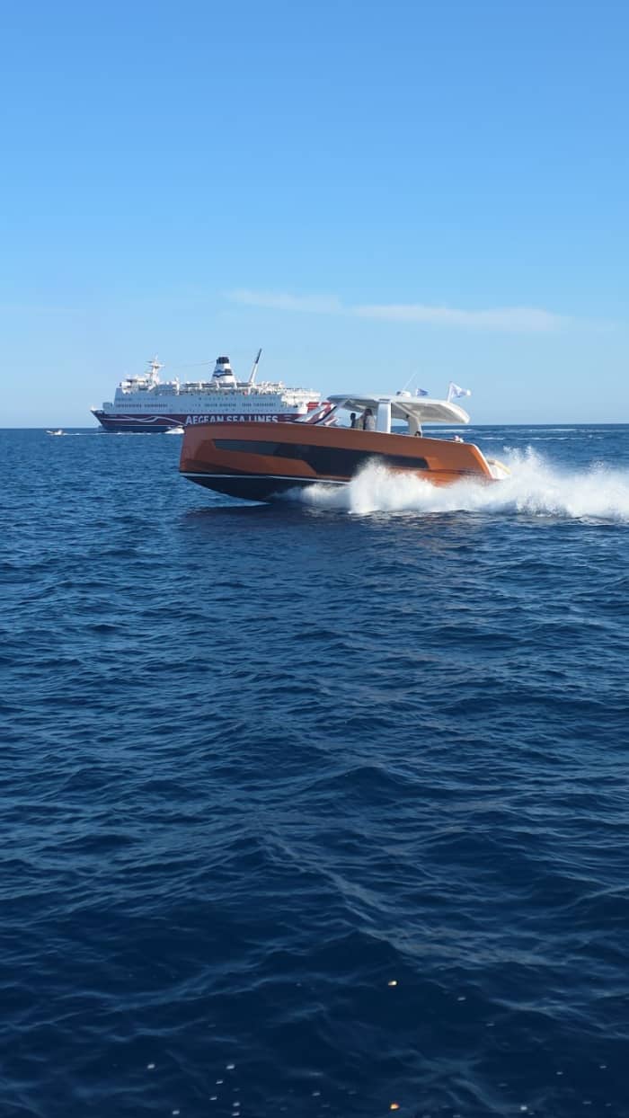 Entdecken Sie Milos auf einem Ganztagesausflug mit der M/Y OKYALOS