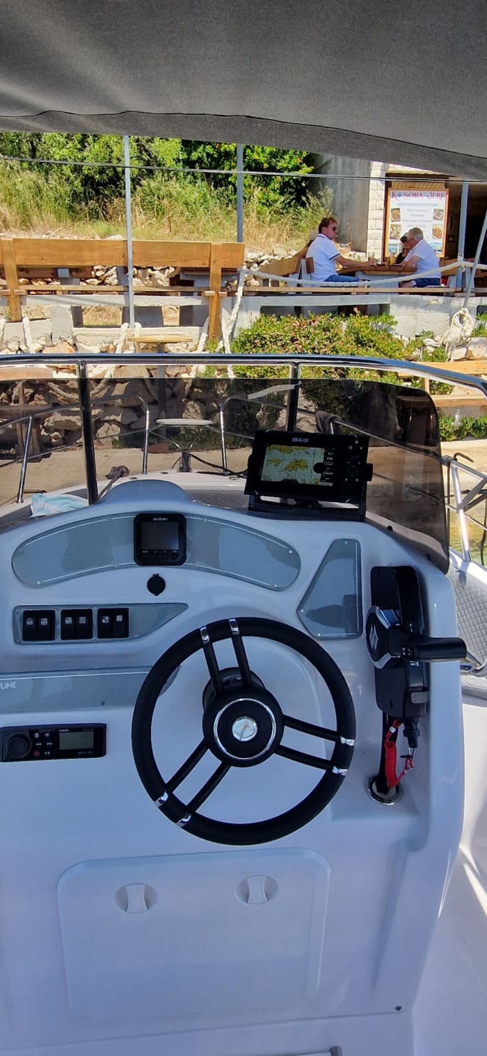 Verken de verborgen baaien van Vinišće per motorboot.