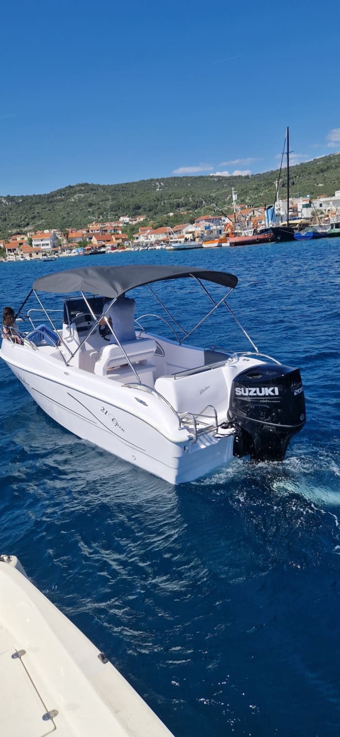 Verken de verborgen baaien van Vinišće per motorboot.
