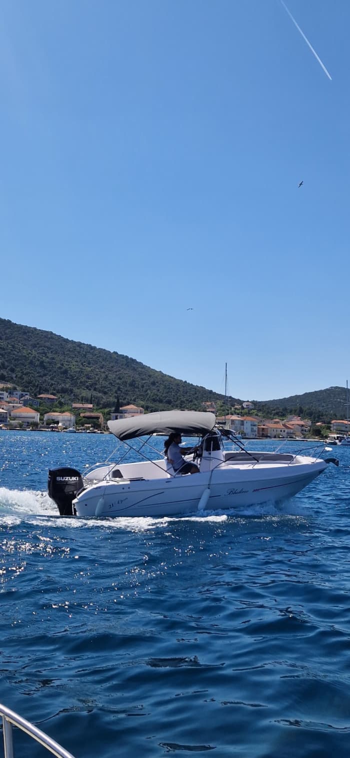 Verken de verborgen baaien van Vinišće per motorboot.