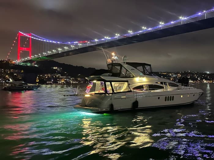 Halbtägiges Luxusyacht-Erlebnis auf dem Bosporus in Istanbul