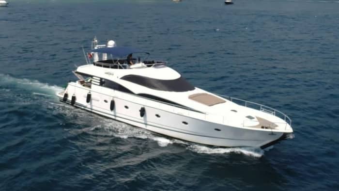 Festeggiamenti privati su yacht: compleanni, anniversari e momenti speciali