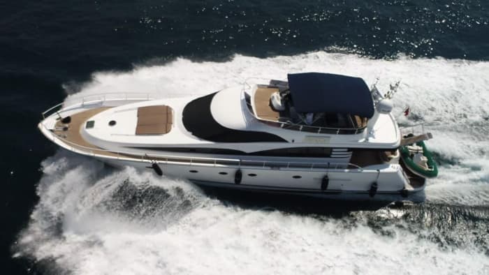 Festeggiamenti privati su yacht: compleanni, anniversari e momenti speciali