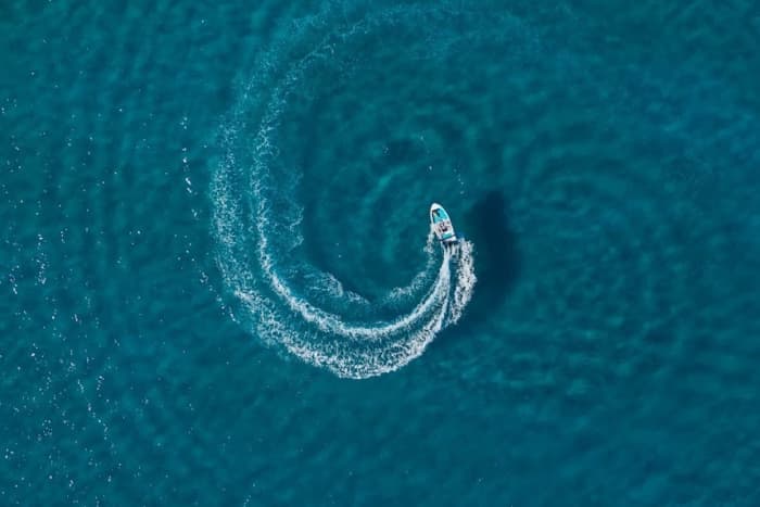 Ihr Tag auf Milos: Mieten Sie ein Motorboot für 9 Stunden Entdeckungstour