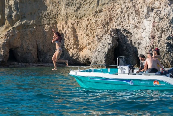 Ihr Tag auf Milos: Mieten Sie ein Motorboot für 9 Stunden Entdeckungstour