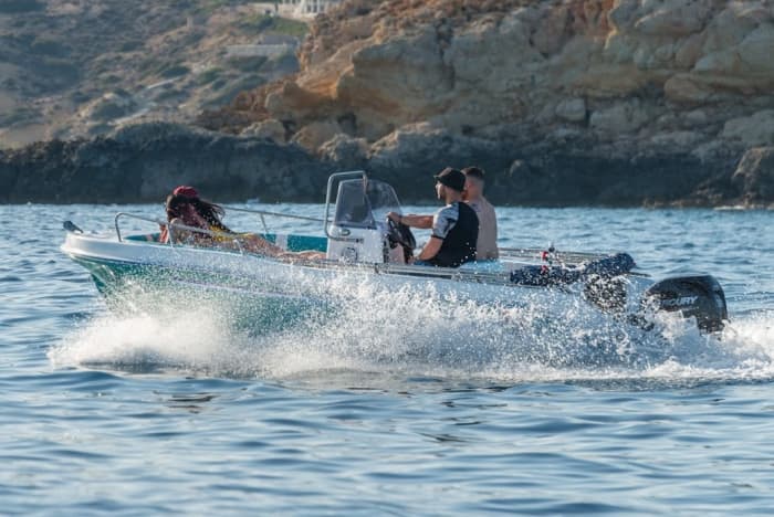 Ihr Tag auf Milos: Mieten Sie ein Motorboot für 9 Stunden Entdeckungstour