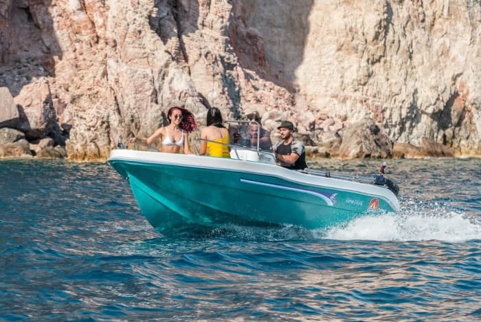 Ihr Tag auf Milos: Mieten Sie ein Motorboot für 9 Stunden Entdeckungstour