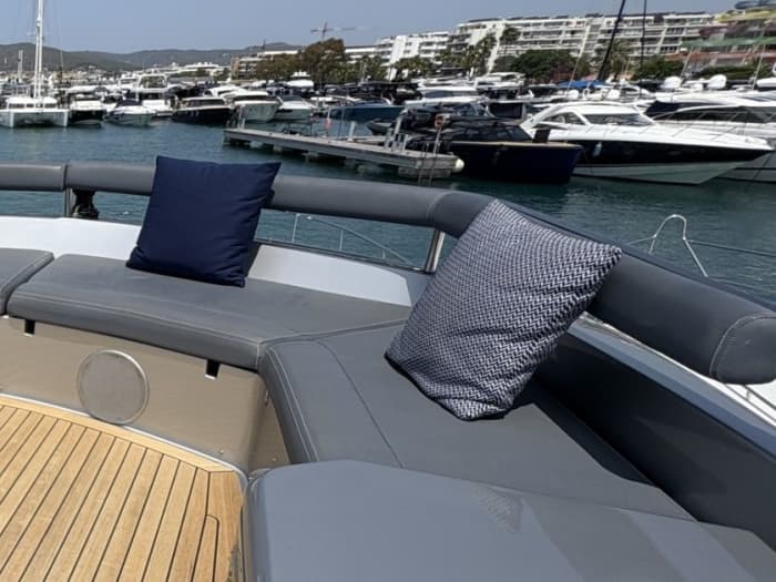 Ibiza's Gouden Kust: een dag vol design, zon en ultiem genieten.