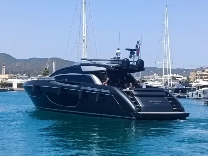 Ibiza's Gouden Kust: een dag vol design, zon en ultiem genieten.