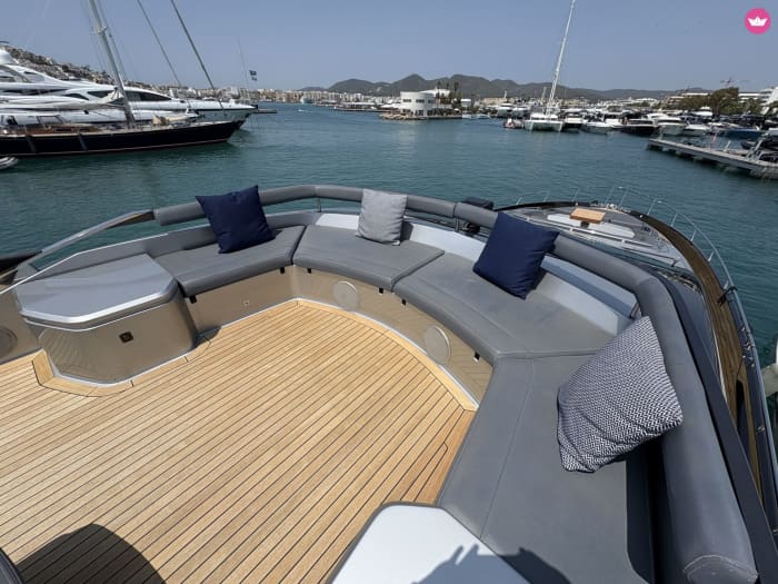Ibiza's Gouden Kust: een dag vol design, zon en ultiem genieten.