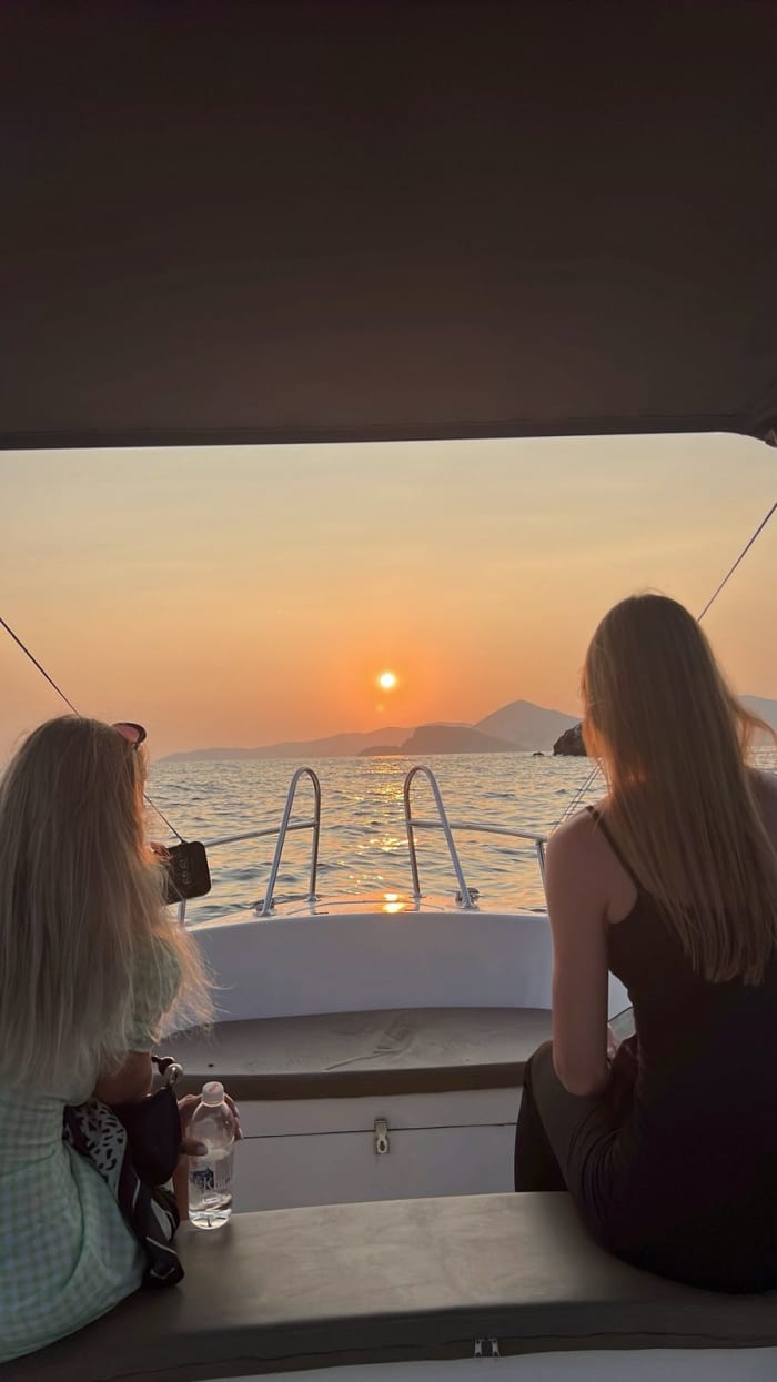 Hidden Beaches to Bar – 3-Hour Sea Journey
