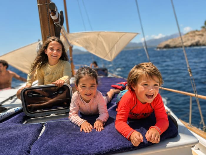 “Private Llaüt · Hidden coves · Family and couples” full day